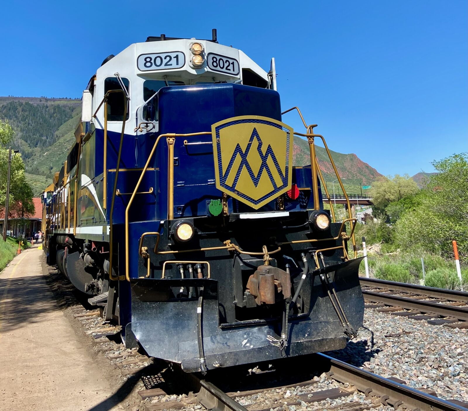 rocky-mountaineer-front-view
